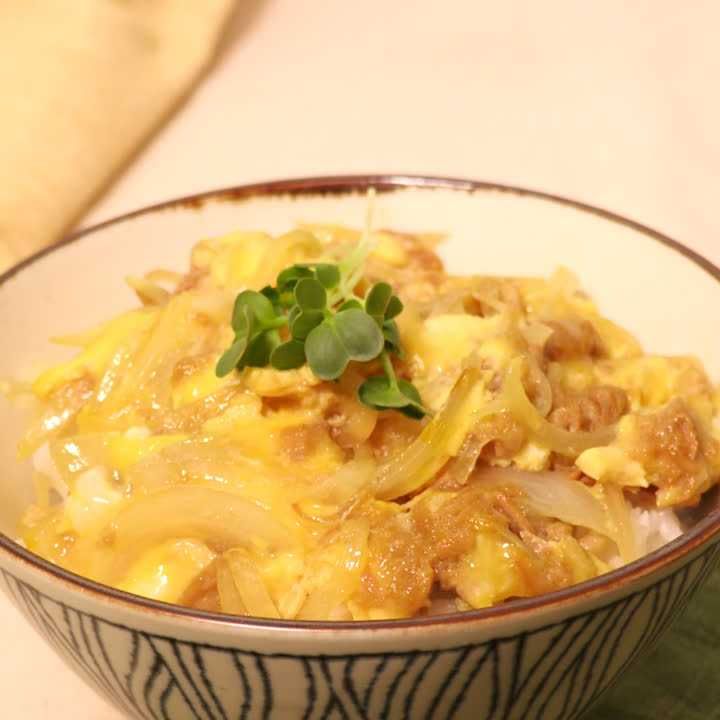 子ども爆食！丼ものレシピ4選夏休みのごはんに困ったらコレ！ ごはんにのせるだけで大満足🍚✨ @ami__no_gohan←15分で作る“子ども爆食”レシピ発信中！ 「お昼ごはん、なに作ろう 」って迷うママへ。 火を使う時間も短くて、洗い物も少ない！食べ盛りキッズもパパも