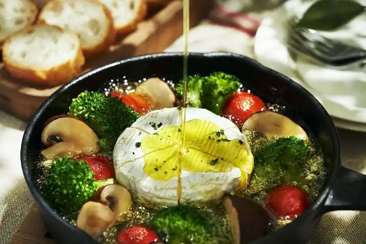 スキレットで簡単♪カマンベールアヒージョ