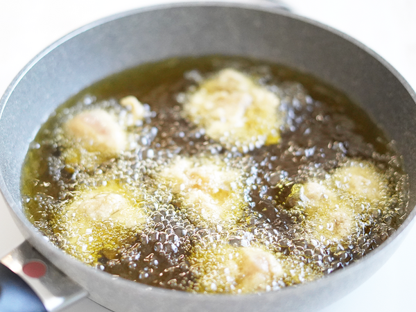 新鮮さわやかハーモニー ♪ スーパーマーケットツルヤ です🛒 信州のお盆の定番料理といえば「天ぷら」🍤天ぷらといえば「カラッとサクサクの食感」が命！ でもなかなかおいしく仕上がらない と お悩みの方も多いのではないでしょうか😢本日は、カラッとサクサクで