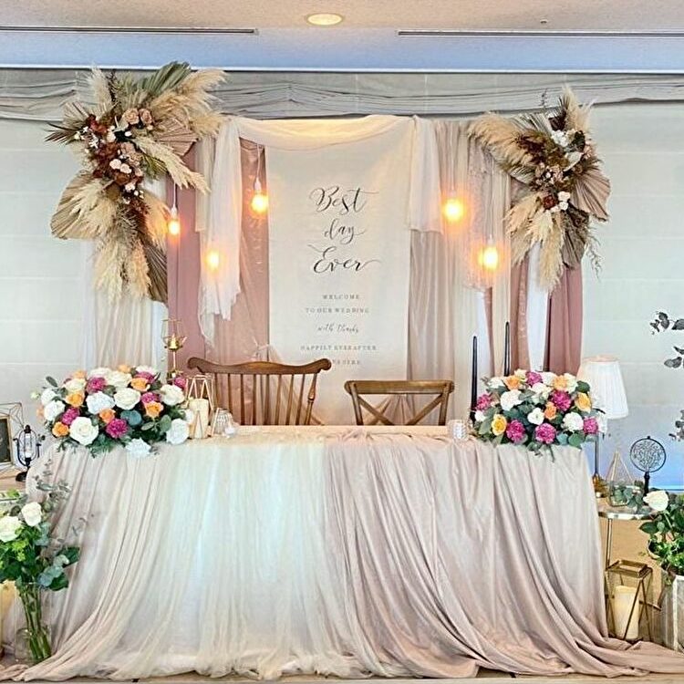 おしゃれな花嫁さんは迷わず選ぶ♡高砂ソファのアイデア10選ウェディングニュース