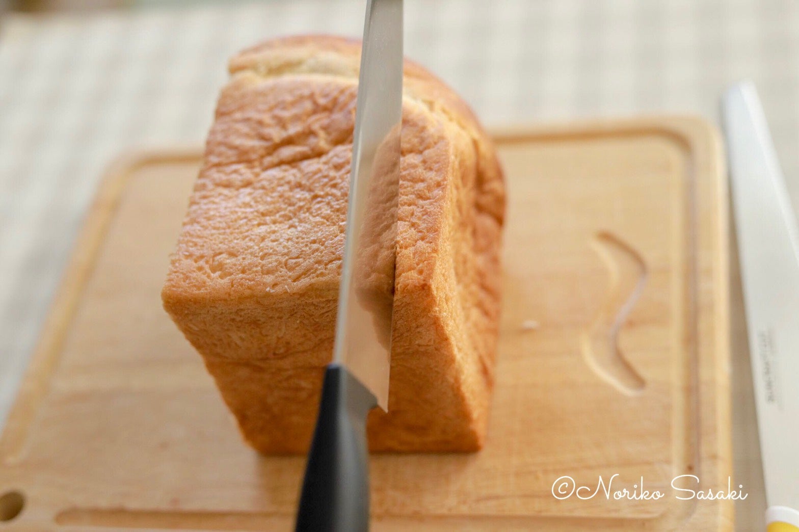 「ソルソルの食パン、おうちでうまく切れないんです 」, そんなお声、実はたくさんいただいていました。,ふわふわの食パンほど、実は切るのがむずかしい。, でも、このパン包丁で、そのお悩みがスパッと解決！,使っているのは、刃物の町・岐阜県関市の老舗メーカー, サンクラフトさんのパン切り包丁「波刀モンスター」。,波刃のギザギザがしっかりと生地に食い込んで、驚くほどきれいにスライスできます🔪✨,