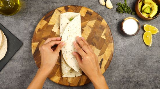 トルティーヤのおすすめの巻き方3選！用途によって使いわけよう5ページ目- macaroni