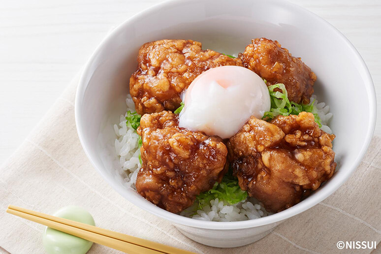 作ってみたい！と思った方はコメント欄に「🍙」で教えてください！, 🍙✨食べ始めたら止まらない！,今日はやみつきになること間違いなしの『特から®︎』唐揚げおむすびレシピをご紹介🤤, ふわふわのご飯とジューシーな『特から®︎ 』は相性抜群！,一口で幸せが広がる～🌟,材料型2個分 , ごはん160g, 『特から®︎』 2個, 白ごま小さじ1, 青のり小さじ1,手順 ,