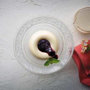 ホイップ クリームとココア パウダーをトッピング ホット チョコレートのカップの写真素材・画像素材 Image 35773187