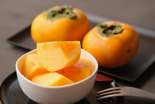 秋の果物、美味しく長持ちさせる保存法！ 美味しそうな秋の果物がお店に並ぶこの季節✨ せっかくなら美味しく長持ちさせたいですよね🍇🍐💡今回は秋の果物の中から、 ・ぶどう ・梨 ・柿 の上手な保存方法について紹介します✨ 冷蔵だけでなく、冷凍でもおいしく保存でき