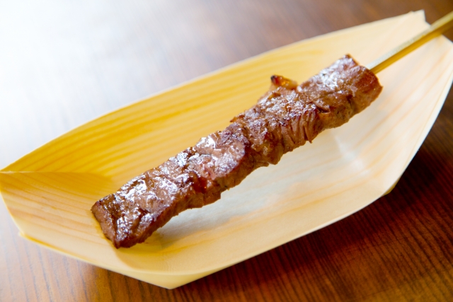 食べ歩き用の「牛串 松坂牛800円 」！ 上品で高級感もありました♪』by なまらうまい : 二光堂 寶来亭宝来亭 ほうらてい -五十鈴川 ステーキ食べログ