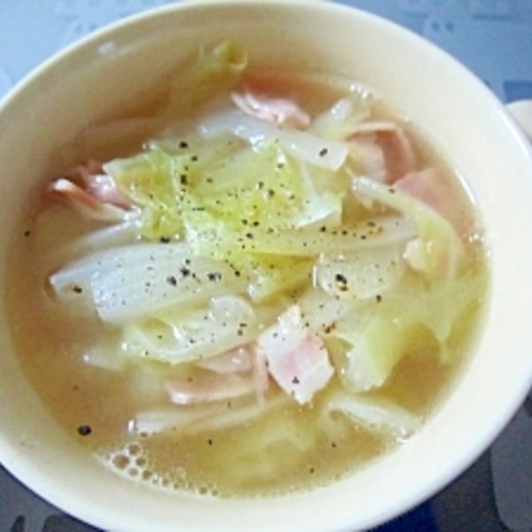 一人分のキャベツともやしとベーコンのコンソメスープの作り方