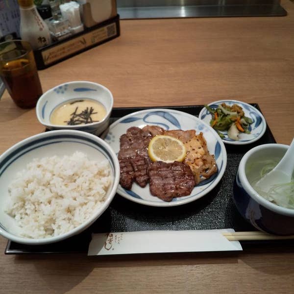 牛タン麦とろろ定食」花ヲツマミニ