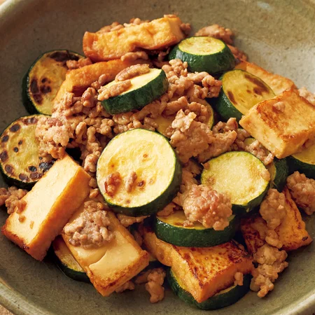 牛ひき肉とズッキーニの炒め物