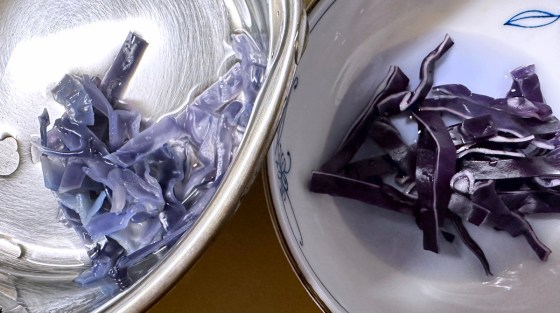 紫キャベツを茹でたら青くなるのはなぜ？うどんやラーメンを作ってみたら驚きの結果に？！株式会社 旭物産