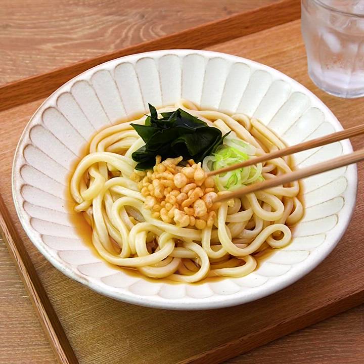 火を使わず簡単！爽やか薬味たっぷり♪すだち香る夏野菜の冷やしたぬきうどん！ゆうき酒場