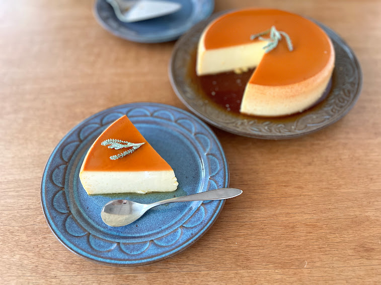 いつもありがとうございます。遅ればせながら、クリスマスケーキのチラシができました🎵 よろしければご注文お願い致します。今年のご予約は15日 日 までとなります。 それぞれ限定数ございますので、お早めのご予約がおすすめです 毎年この時期人気の「カフェ