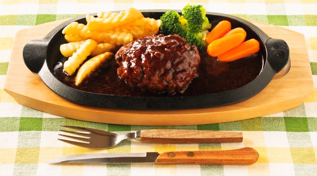 ハンバーグの付け合わせはどうする？10種の野菜別簡単レシピ25選 - macaroni