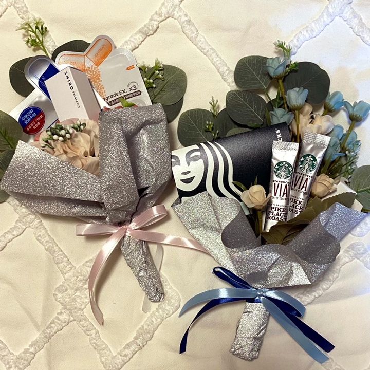 本日紹介したいアイテムは・ @thumb_littlefinger さまのスタバブーケ返信ハガキを1番初めに届けてくれたゲストさまへサプライズプレゼント🎁 スタバカードを使ってブーケをDIY💐※材料や作り方の詳細などに関するご質問、コメントは控えさせていただきます