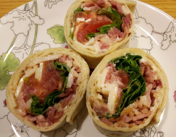 コストコ節子ハイローラー BLT のレビュー✍ おすすめ度： 価格：1,680円 税込コストコデリカでも定番の商品ですよね！ベーコン・レタス・トマト・チーズをトルティーヤで巻いたラップサンドです◎ 程よく塩気のあるベーコンとマヨネーズだけのシンプルな味付け