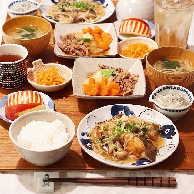 献立 肉じゃが、茄子の生姜醤油、ほうれん草のマヨポン和え、納豆汁 : kajuの□今日のお料理・簡単レシピ□