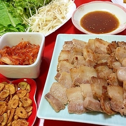 夜ご飯 📝 献立 ＊サムギョプサル ＊中華卵スープ ＊ほうれん草と人参ナムル ＊ネギ塩ナムル ＊キムチ 暑い日が続いているので、 サムギョプサル食べてスタミナつけた💪 ´・_・`💪野菜もお肉もたくさん食べられるし、 サムギョプサル最高❣️ ▪︎レシピブログは