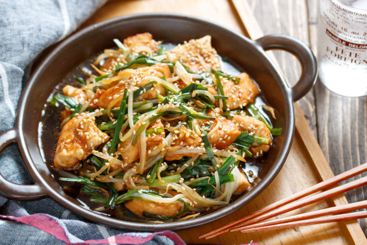 食欲そそるねぎの香味だれ！パリッとジューシーな「油淋鶏 ユーリンチー 」の作り方キナリノ