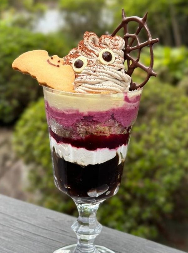 かぼちゃアイスと紫いもプリンのハロウィンパフェ
