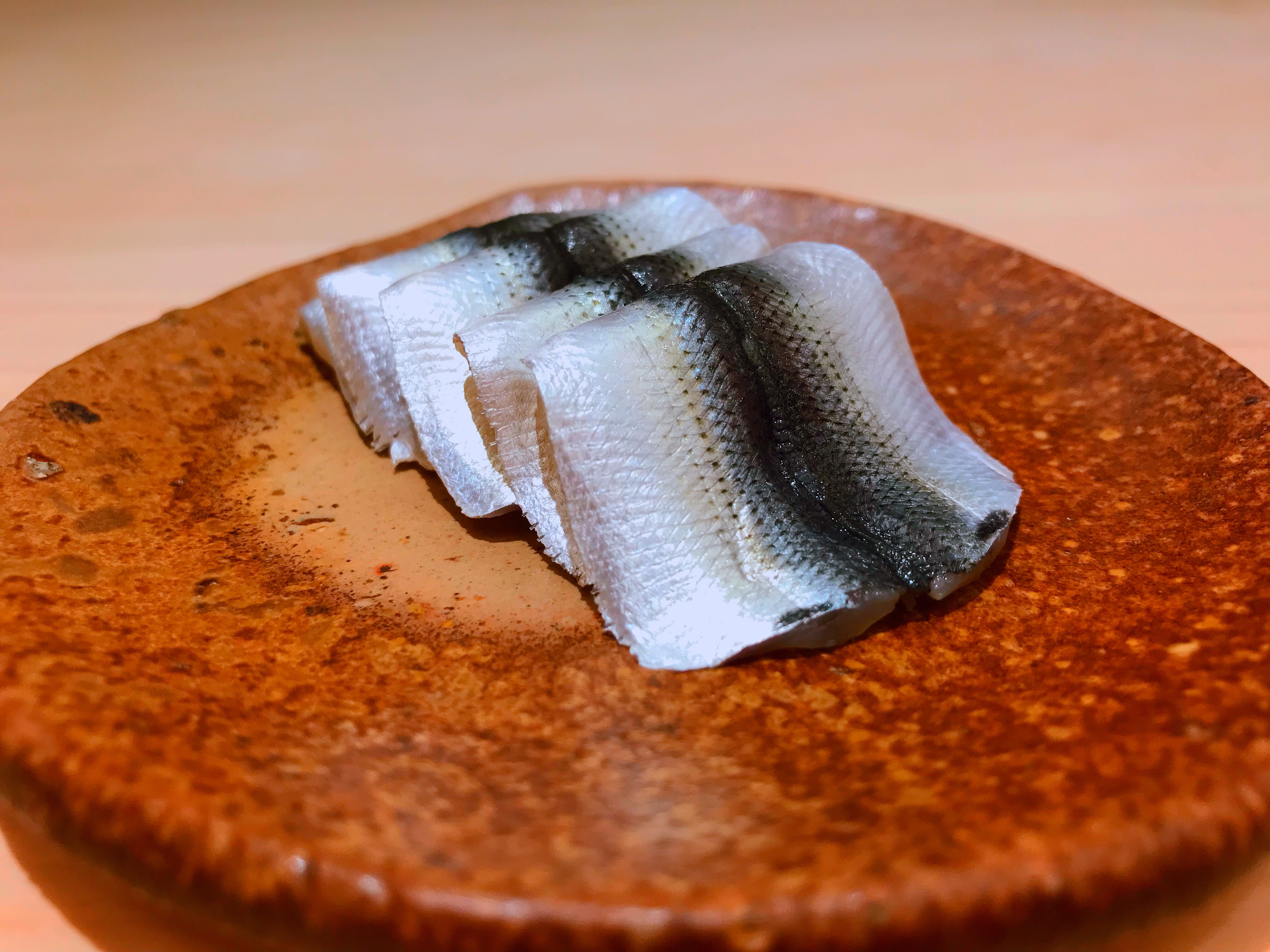 コハダ コノシロ 』酢締めver.開きにするまでの動画🎥 コハダの酢締めに挑戦して薄造りにしました🔪 青魚の香りが無くなり、さっぱりとして塩加減と酢加減もちょうど良かったです😋酢締め成功でした✨ レシピは、①コハダを開く②塩締め20分③水洗い④酢洗い⑤酢締め10