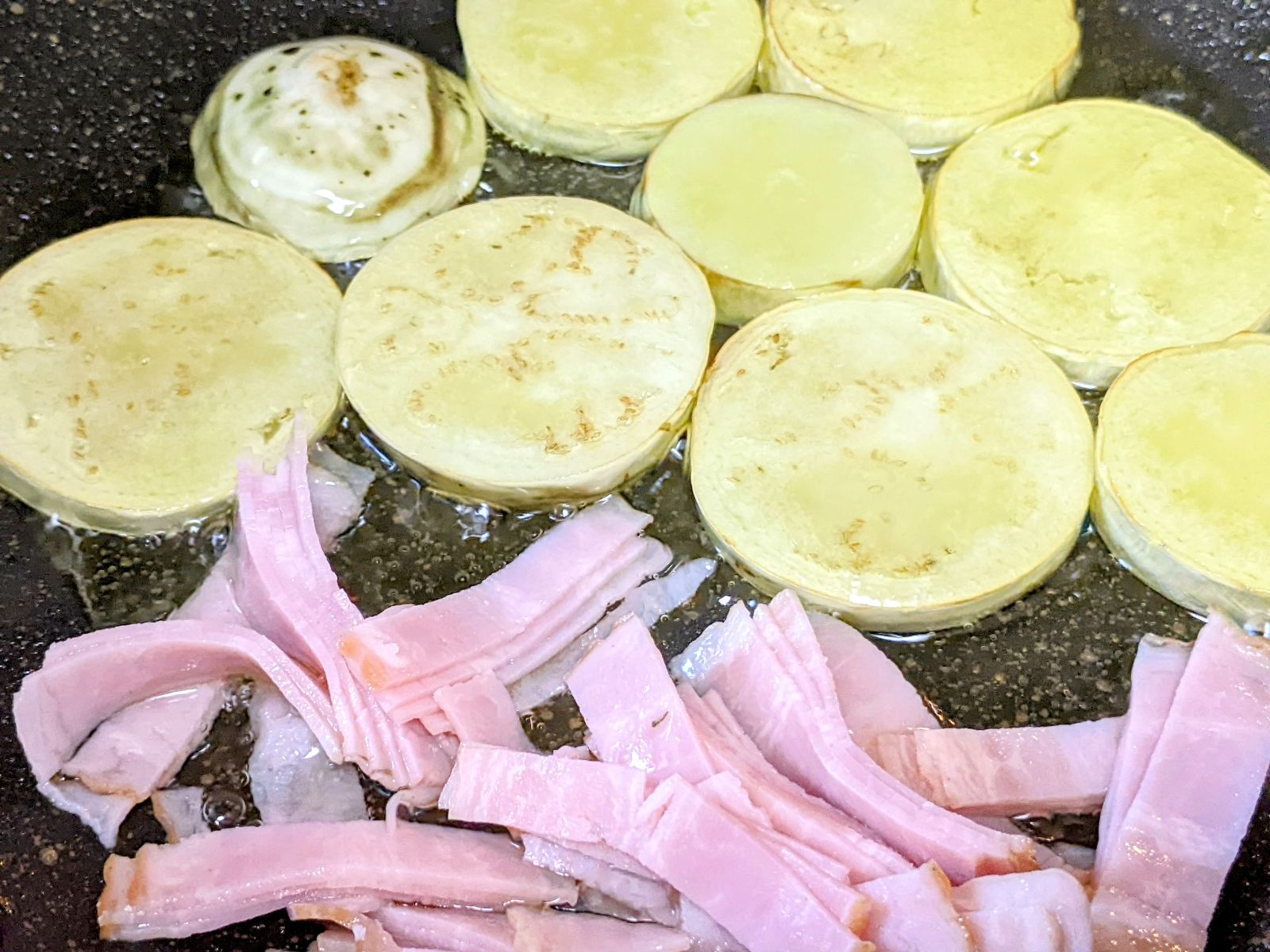 白茄子はじめて！ 「白茄子の味噌チーズ焼き」 白茄子 1個2.5cmくらいの輪切りとろけるチーズ エサンテ油味噌だれ有機玄米味噌 大1みりん 大1 2 酒 大1 2 合わせてまぜておく ①ノンスティックフライパンに 輪切りにした白茄子を並べ、 エサンテ油を回しかける