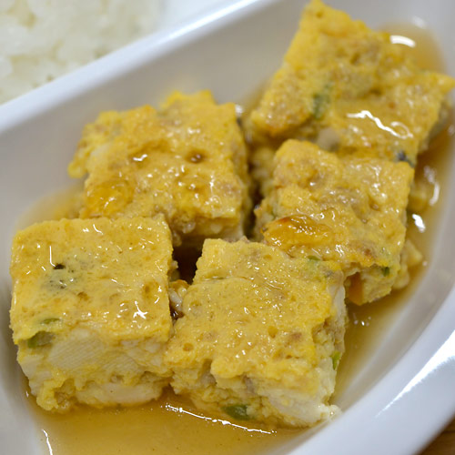 今日の夕食の一品。 擬製豆腐 ぎせいどうふ豆腐料理の一つで、裏ごしあるいは細かく崩した豆腐に他の材料や調味料を混ぜ、整形加熱した料理。義性豆腐、義省 豆腐とも書く。地方によっては、ぎせ豆腐、ぎせ焼銀木犀＜柏＞