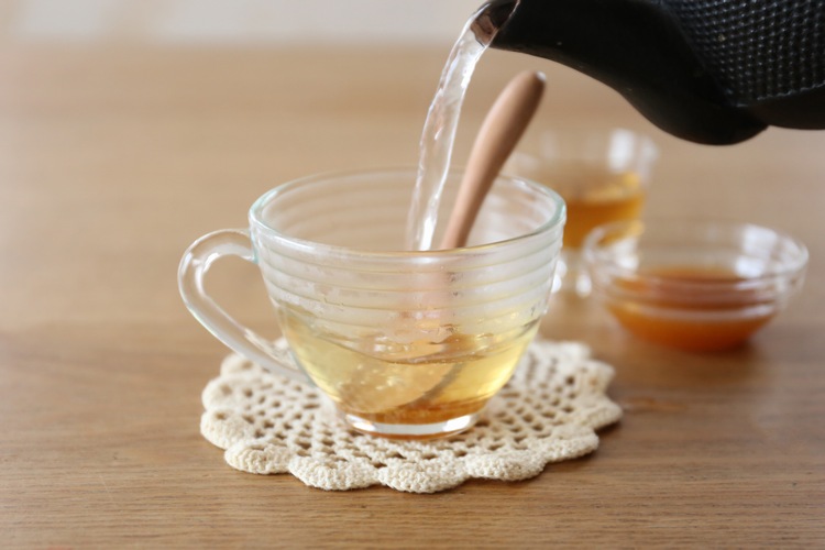 カプチーノのおいしい飲み方、シナモンスティックの使い方を解説 - カフェルテ