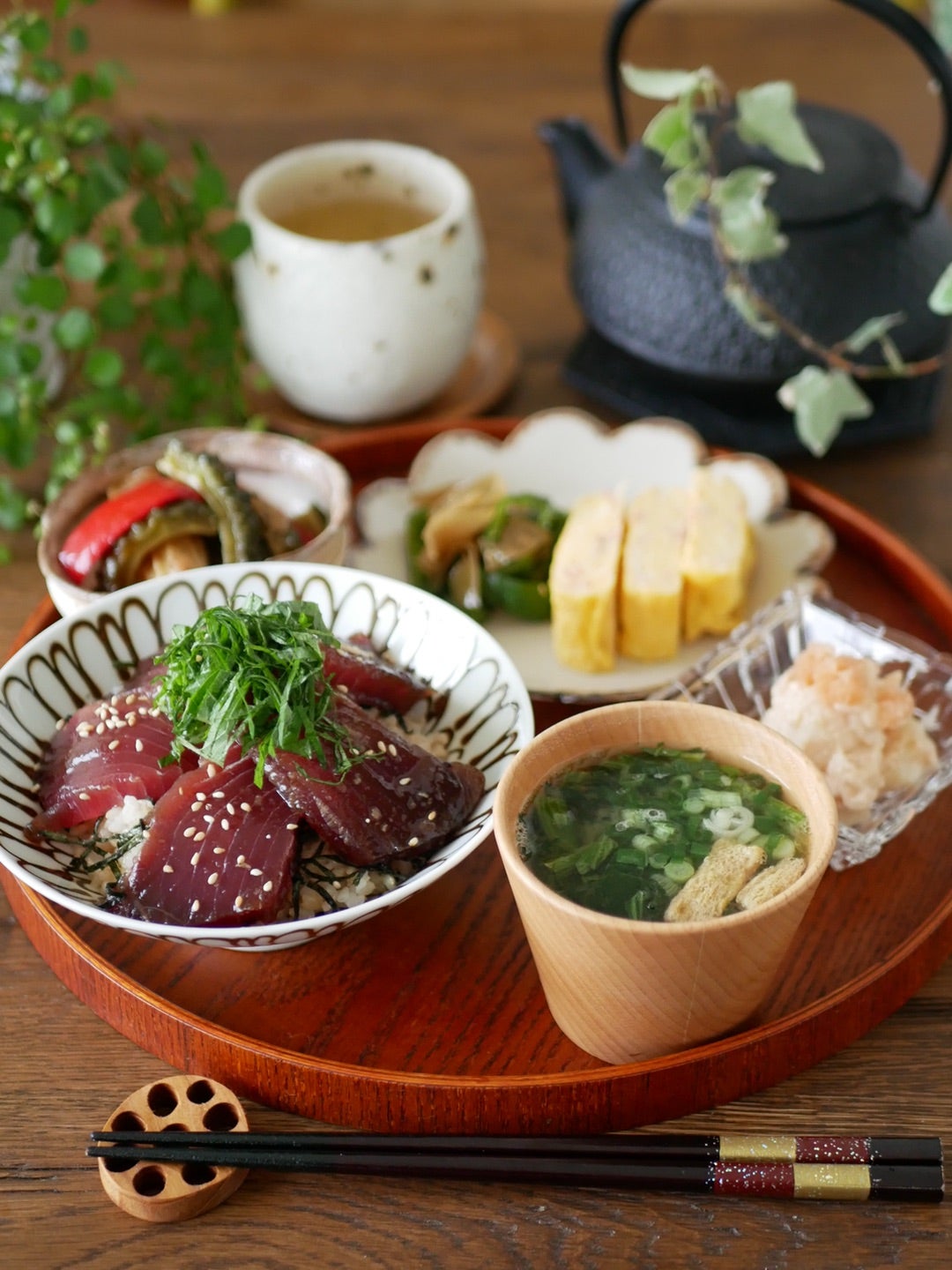 まぐろしらす丼、枝豆がんもとさつまいものレンチン含め煮、玉ねぎのみそ汁 2人分