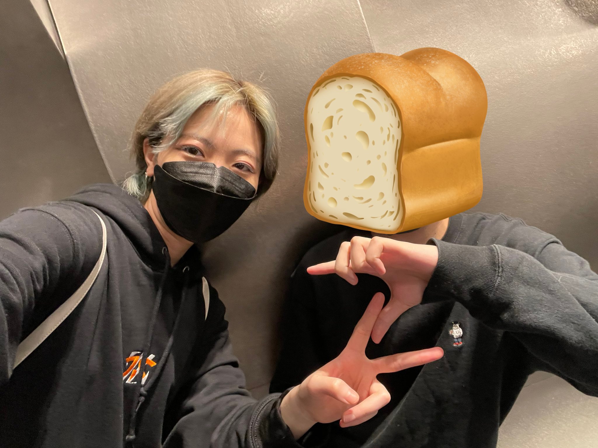 なんだか可愛くないけど😵焼きたてパン😮‍💨成形の時は丸だったのに、発酵して、焼いたら顔は歪むし口のクッキーは、崩れたし失敗😱 明日の朝ごぱん 🍞娘はかわいい😍って言ってくれたから、、良しとしよう😵