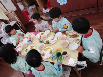 なりきり⭐️レストランごっこ遊び👨‍🍳🍳, お子様に大人気✨なりきって遊べるごっこSLOWのごっこ遊びシリーズ,🎵今回は、本格的なレストランごっこが楽しめるコンテンツをご紹介します👨‍🍳, コンテンツは全てSLOWアプリから印刷するだけ😉, ⁡,美味しそうなお料理や、ハンディターミナルにコック帽もありますよ🍽, 準備ができたら、お父さんお母さんと一緒に遊んでみましょう✨,