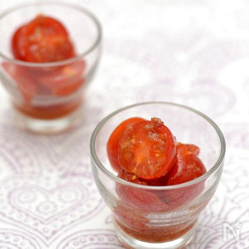 お弁当に ハート型のミニトマトとウインナ