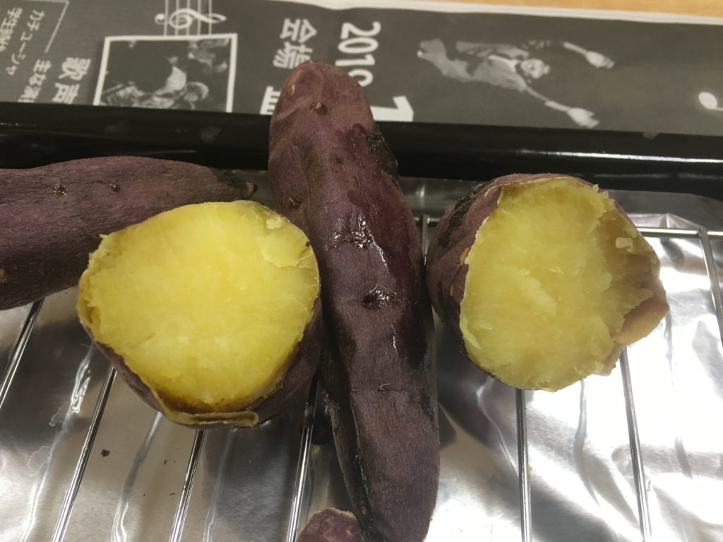 焼き芋の裏ワザ 何とフライパンで焼いてみた！焼く前に「塩水」に漬けおくと 数倍甘くなるって本当⁉ 実証実験『あたらしい日日』こんな時代のニューノーマルな暮らし方。食と農、生活情報をお届けします