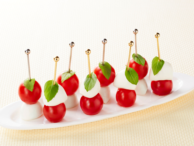 ひとくちモッツァとプチトマトのピンチョス