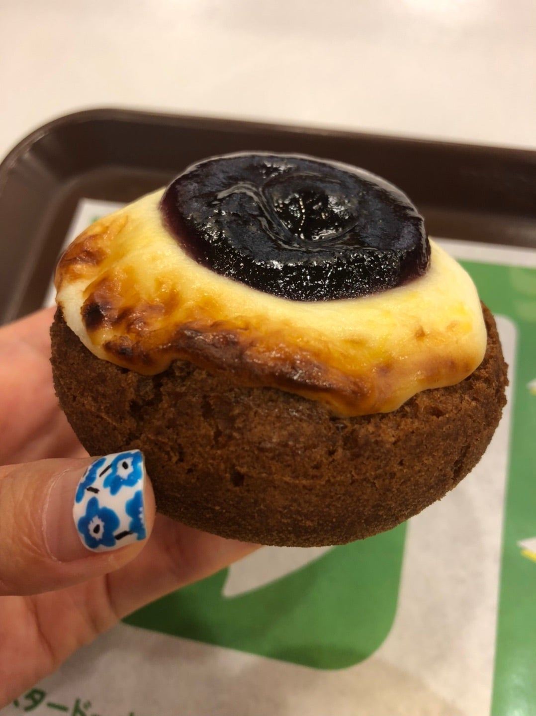 甘酸っぱいベリーとヨーグルトが相性抜群なミスタードーナツの「しっとりマフィン ベリーヨーグルト」を食べてみた - ライブドアニュース