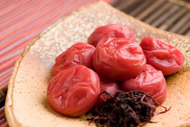 干さなくても梅漬けとして食べられます。, 完熟梅が手に入ったら、梅干し作りにLet’s try !,梅干し 自家製梅干し梅仕事完熟梅を使ってね 簡単だから何度でも昔ながらの梅干しでもジップロックで作っちゃう