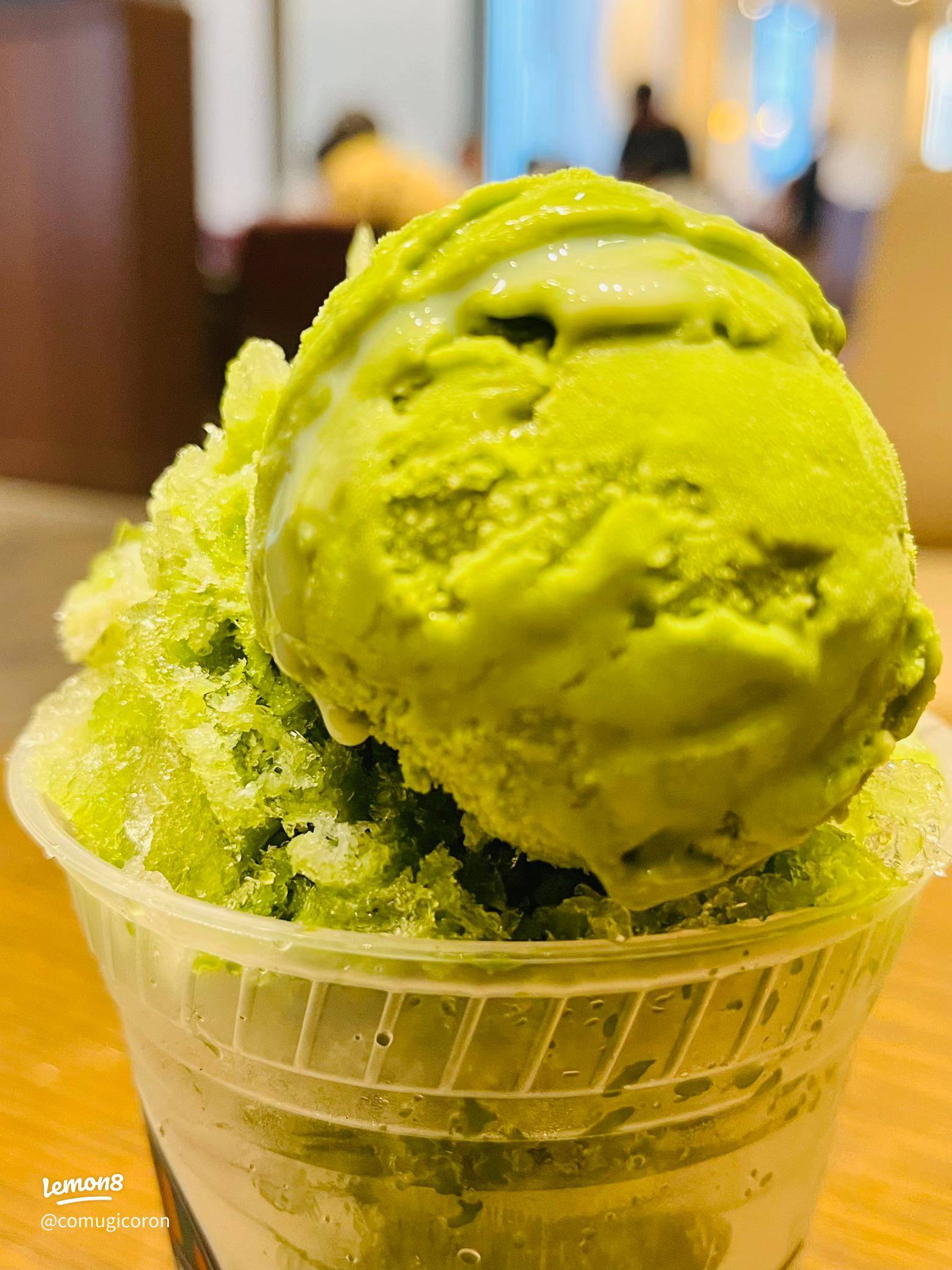 こんにちは♪ 本日はタリーズの夏の定番！ かき氷のご紹介です☺️✨ . 『 アイスラッシュ ＋バニラアイス』 ＊765yen 税込.アイスラッシュは全部で3種類！ ストロベリー、抹茶、ほうじ茶で ご用意しており今回は抹茶のご紹介です💚 . バニラアイスアイスを