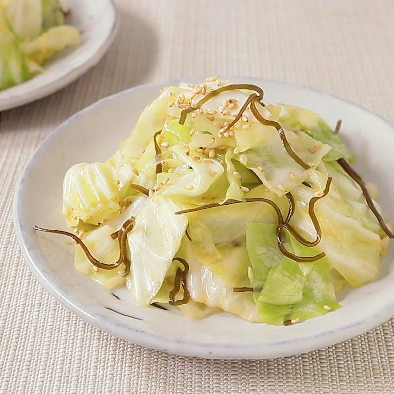 とろ～り卵に仕上げる！基本の親子丼 の献立 副菜：キャベツ塩昆布和え、汁物：とろろ入りにらのすまし汁 献立・メニュー 味の素パーク たべる楽しさを、もっと