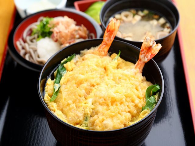 お出汁がしみじみ旨いお店の天とじ丼とお蕎麦のセットは満足感が高いです！ 中央区大手通 「うさぎや」Mのランチ
