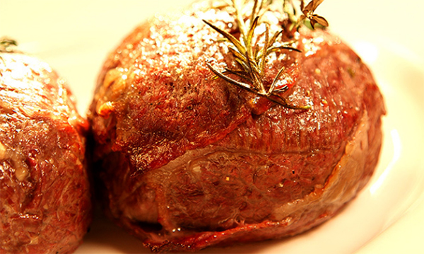 タサン志麻さんの連載「フランス人の2品で晩ごはん」より、2月号のメイン料理は、南フランスの郷土料理「カスレ」。家庭でも作りやすい豚肉を使ったレシピを紹介しています。家庭画報kateigahoタサン志麻志麻さんレシピ志麻さんカスレcassoulet豚肉豚肉