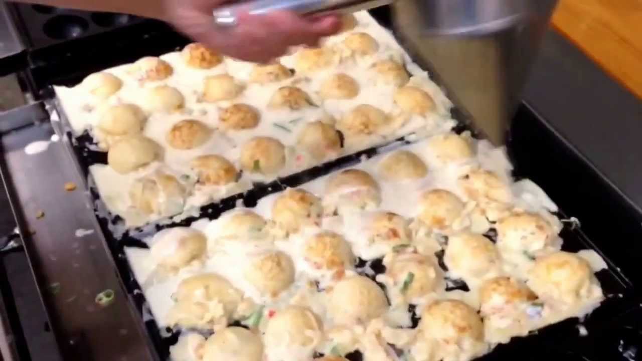 👨‍🍳OP企画：築地銀だこ 自宅で簡単に作れるパリとろたこ焼き🐙 外はパリッと、中はとろとろなお店の味を、お家でも簡単に再現！✨️💕今回は「銀だこ風たこ焼き」の作り方と、3種類のトッピングレシピをご紹介します😋 🍽️レシピ 『銀だこ風たこ焼き』 🌟材料 20個分