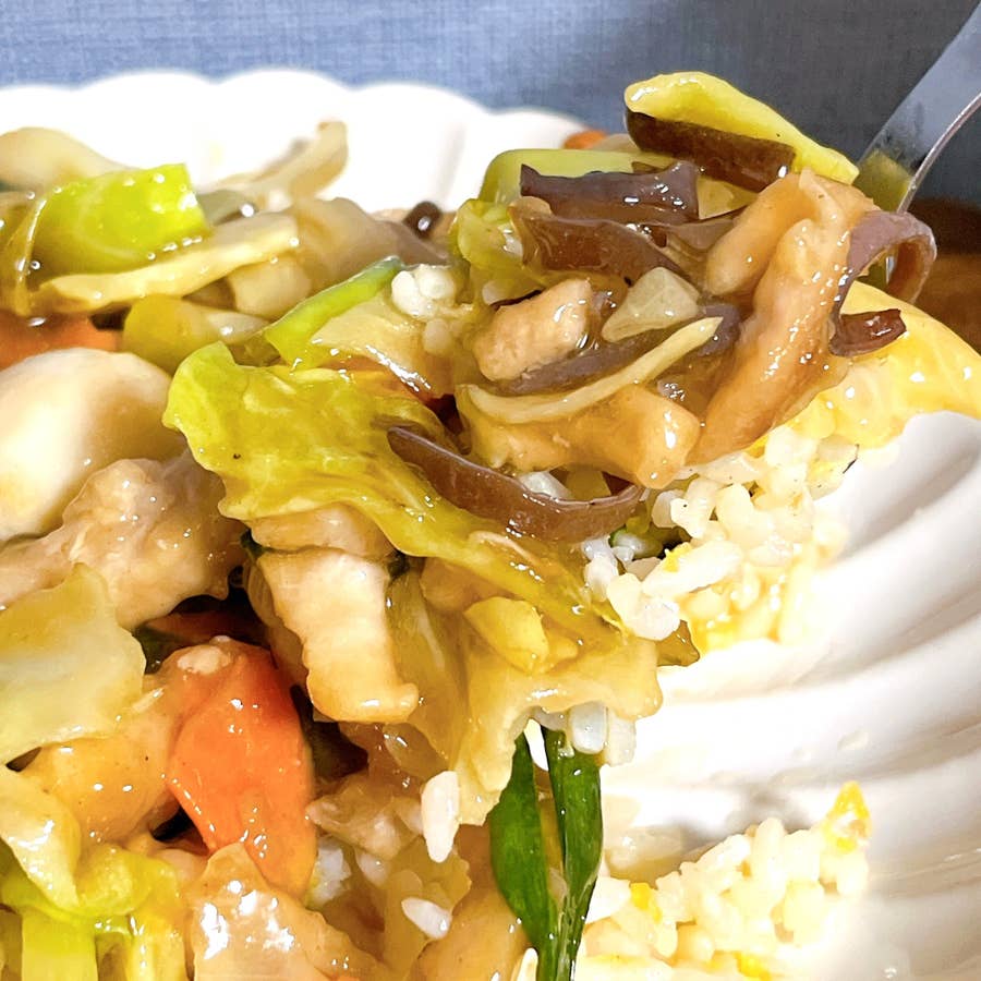 今日は肉の日！本日は2 9。にくの日ですね＾＾ 今回はステーキなどの肉料理にぴったりな付け合わせレシピをご紹介！ ご自宅のお肉料理を付け合わせでワンランクアップしてみてくださいね♪①付け合わせに！和風チャーハン あっさり味のしらすチャーハンです。シンプル