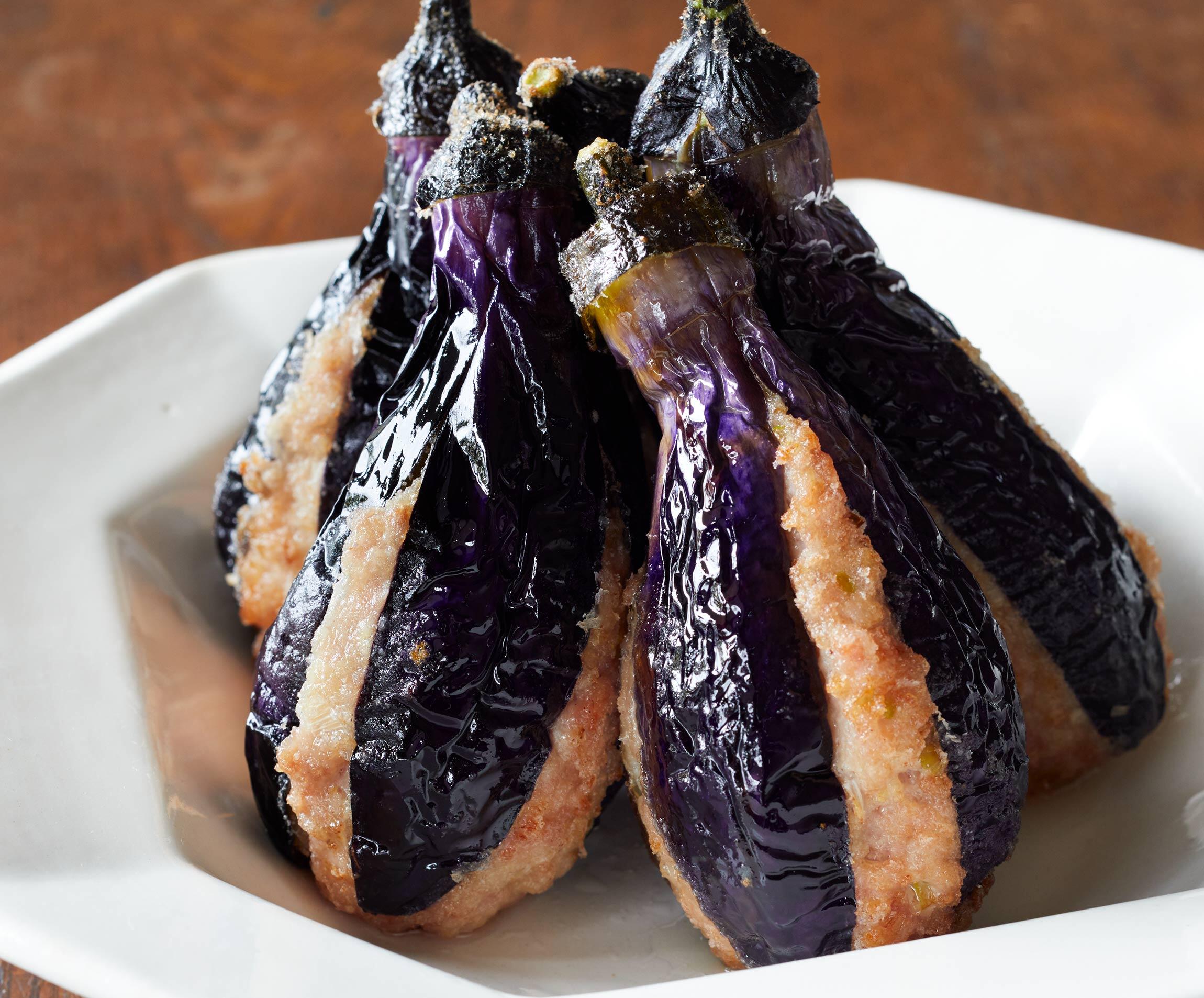 丸ごと1本でボリューム満点！ジューシーなすの肉詰めフライ