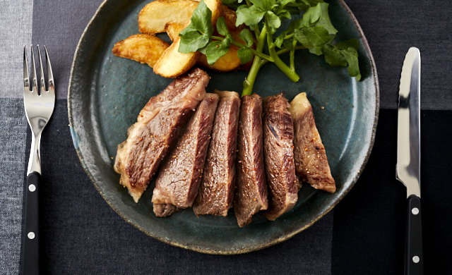 解凍しなくていいの！？「冷凍ステーキ肉」をおいしく焼く方法。まるでお店のような味に♡暮らしニスタ
