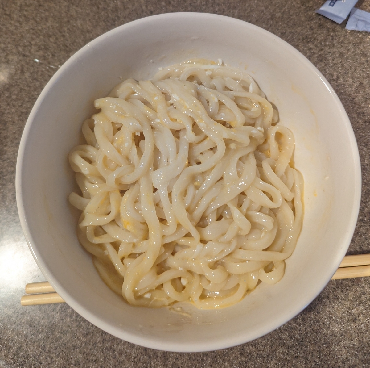 夕べの焼きうどん残りは、吉池のホルモンと生うどんと野菜たっぷり、吉池のホルモン美味しい。千切りキャベツと焼きうどんおかかトッピング、オリ-ブとトマトと変わり肉巻 ピーマン&チ-ズ&長芋＆人参＆甘辛ダレ 焼き椎茸と青菜コーンポタージュスープ 梅干めかぶ納豆