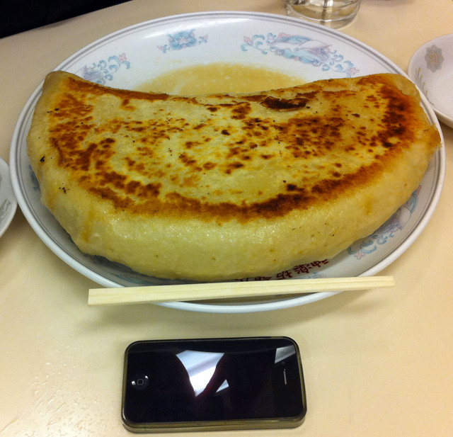 巨大餃子に挑戦できる「神楽坂飯店」 飯田橋: 東京別視点ガイド