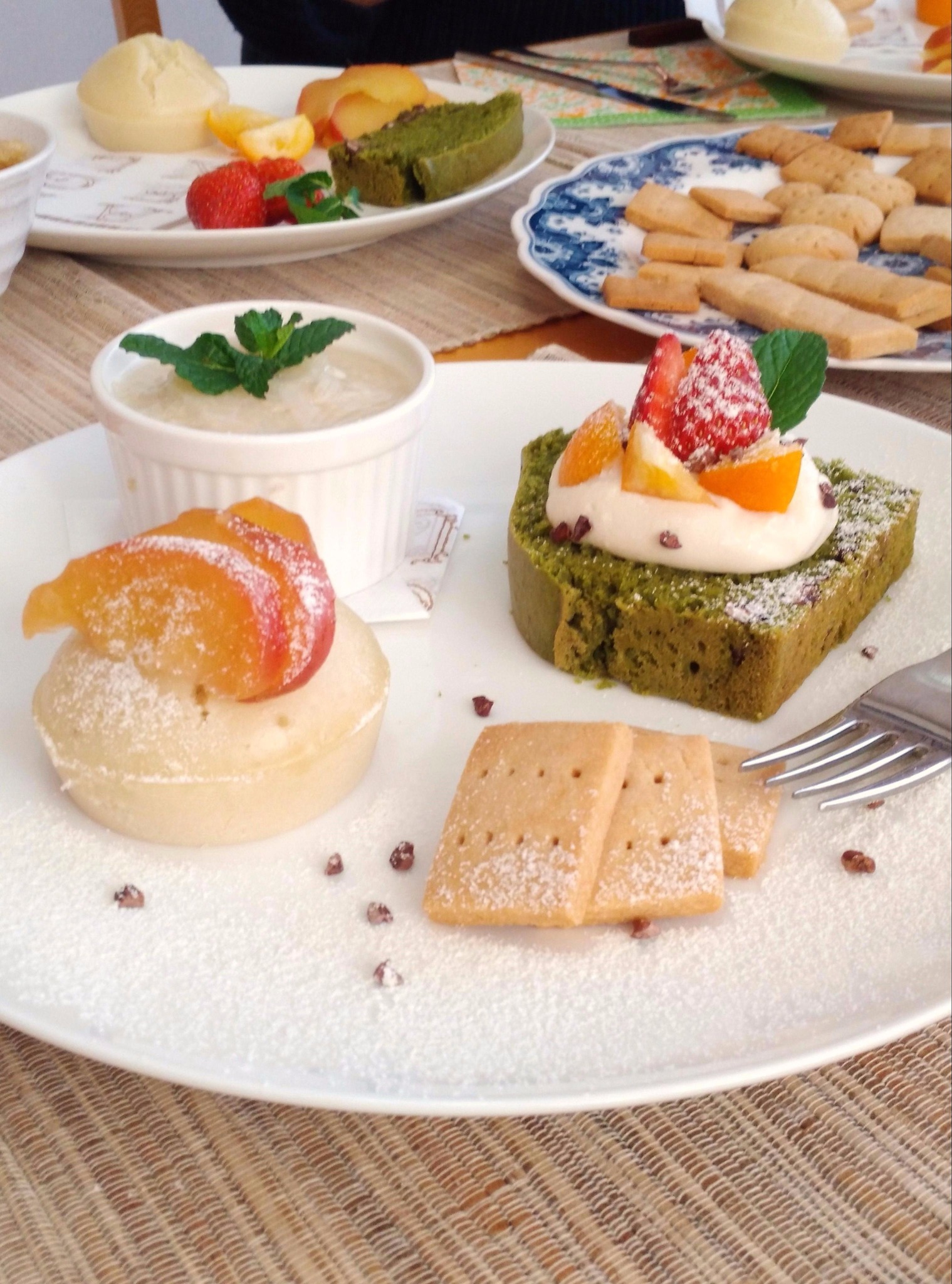 白いお皿に盛り付けられたいちごソースのチーズケーキの写真素材75993807- PIXTA