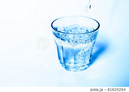 コップ 水 画像 - Freepikで無料ダウンロード