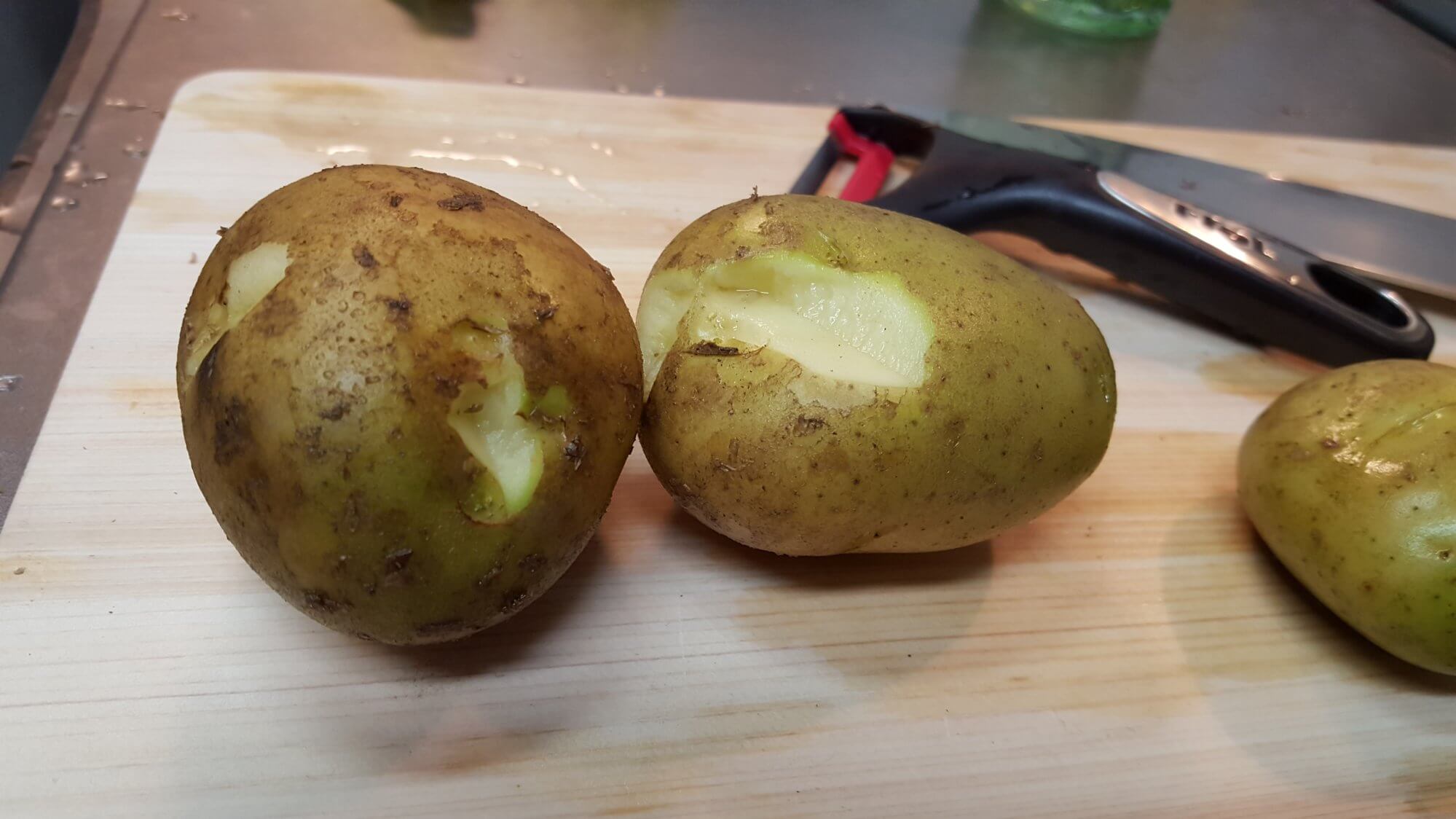 芽が出て緑色になったじゃがいもはどのくらいなら食べられる？みるめも