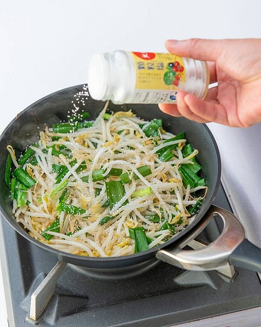 タサン志麻さんのレシピより 🫛豆ののスパニッシュオムレツ🥚 そら豆とスナップエンドウ、ついでにタケノコ、そしてカマンベールも入ったご馳走オムレツ。志麻さんは卵を8個使っていましたが、我が家は節約のため4個にしています。 8個使ったらきっと5㎝くらいの高さに