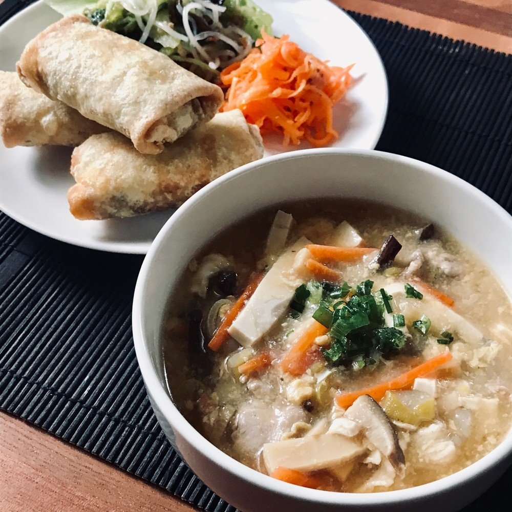 春巻きは英語でスプリングロール。生春巻きはサマーロール。ほんとです😁中国語でも生春巻き は「夏巻」と言うそうです。でも日本人は生で食べる美味しさをよく知ってるので「生春巻き」の方が美味しそうに聞こえますよね。エビの代わりに煮物の椎茸入れてうまみたっぷり